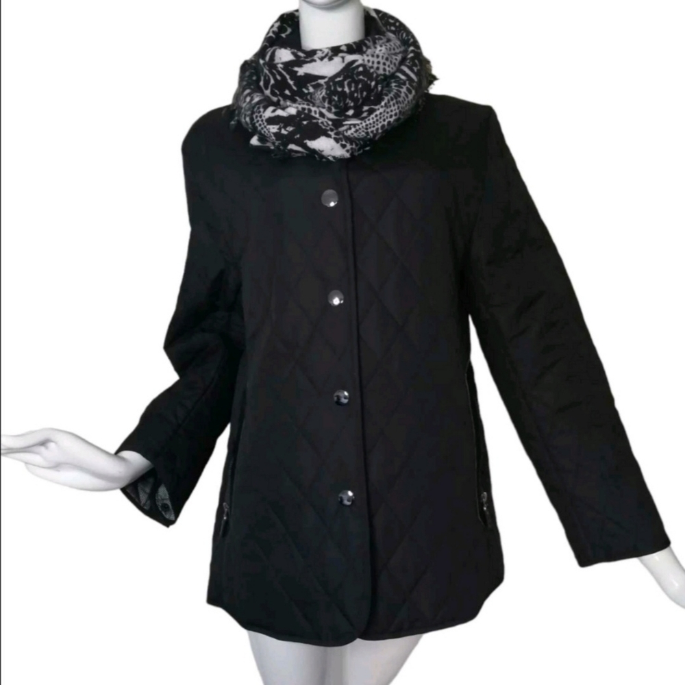 Chic Black Women's Quilted Puffer Jacket with Sca